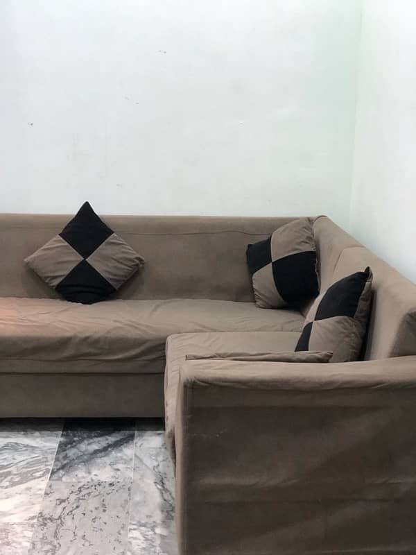 L-shaped sofa with cushions 8