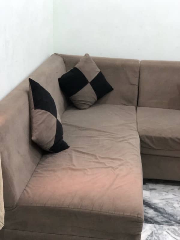 L-shaped sofa with cushions 9