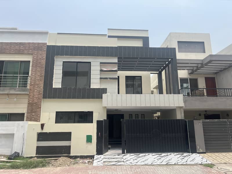 BRAND NEW HOUSE 8 MARLA NEAR ENTRANCE GATE ONE OF BAHRIA ORCHARD 0