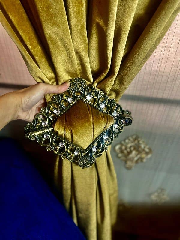 blind with velvet curtain with wood carving along with clips 0