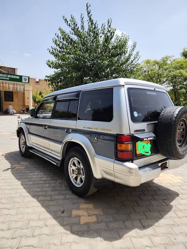 Mitsubishi Pajero 1992 9