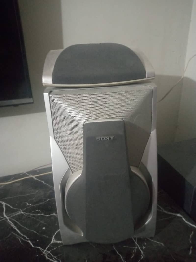 Sony Speakers model # SS-GRX8 with surround speakers 0