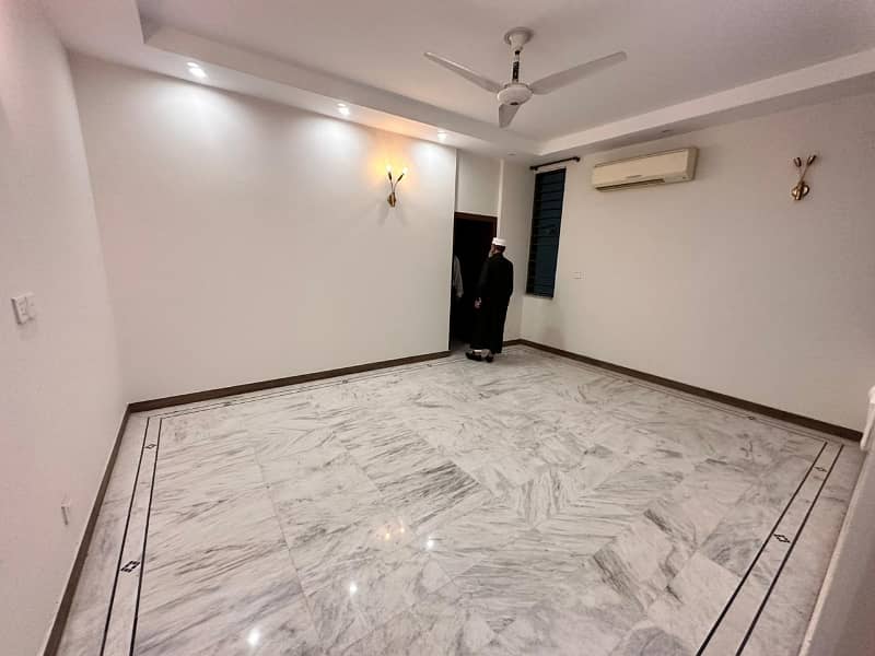 1 KANAL ULTRA HOUSE FOR RENT IN CANTT PRIME LOCATION & OTHER OPTIONS AVAILABLE IN CANTT & FURNISHED AND NON FURNISHED HOUSE AVAILABLE 0