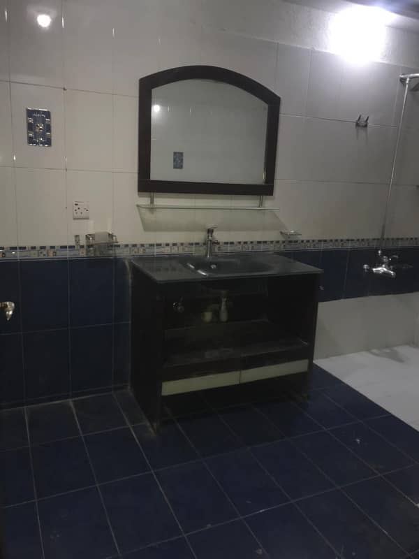 1 Kanal Lower Portion For Rent In DHA Phase 4 (Separate gyat) 2