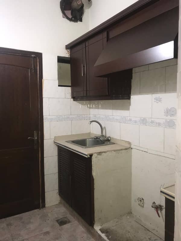 1 Kanal Lower Portion For Rent In DHA Phase 4 (Separate gyat) 5