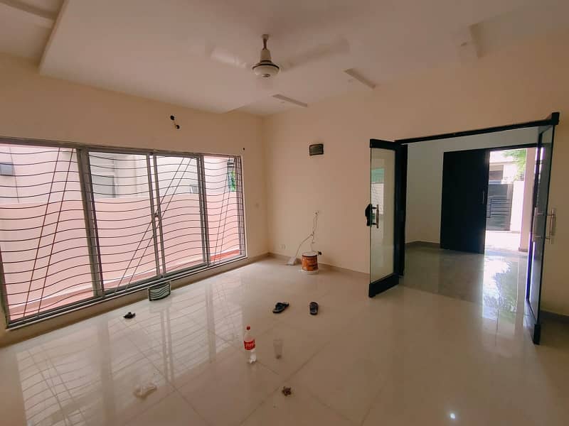 10 marla Beautiful House available for Rent phase 6 10