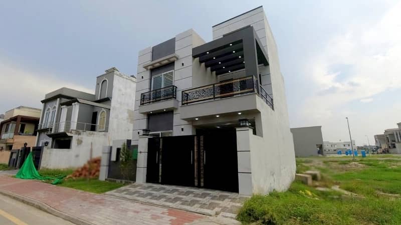 In Lahore You Can Find The Perfect Prime Location House For Sale 5