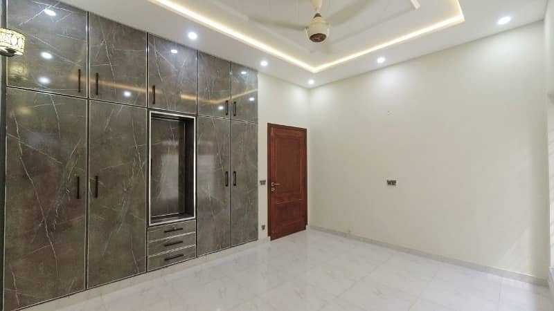 In Lahore You Can Find The Perfect Prime Location House For Sale 15