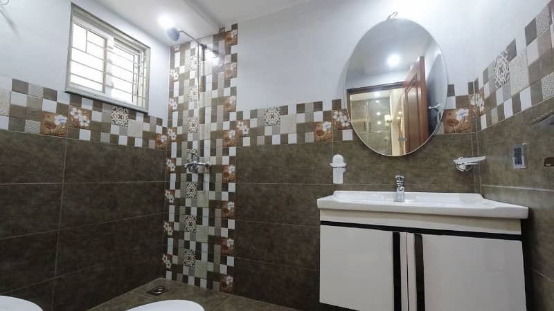 In Lahore You Can Find The Perfect Prime Location House For Sale 18