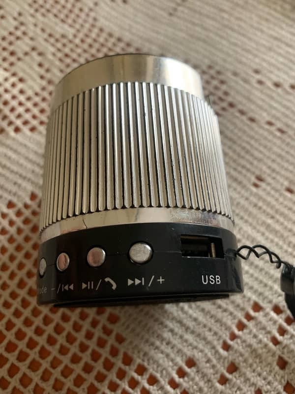 Wireless Bluetooth Speaker In Good Condition. 3