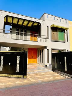 10 Marla House Out standing Location For Sale In Bahria Town Lahore