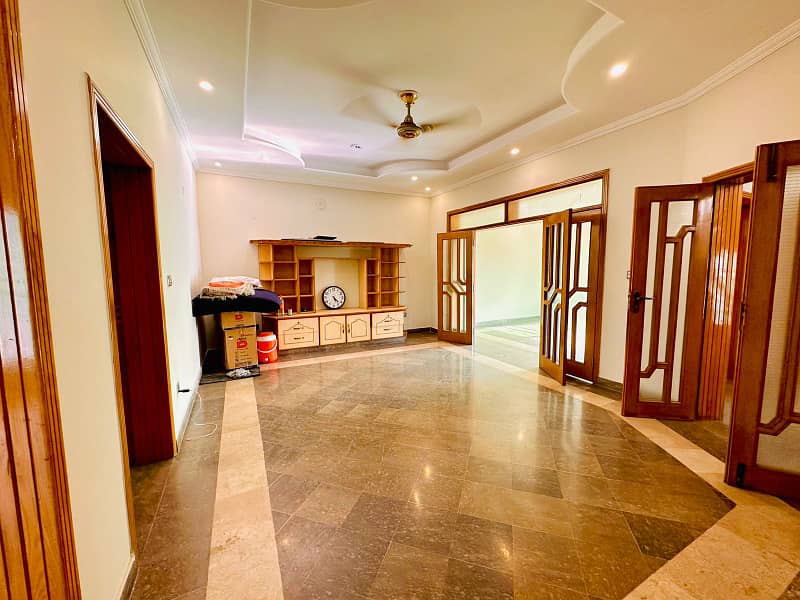 10 Marla House Out standing Location For Sale In Bahria Town Lahore 2