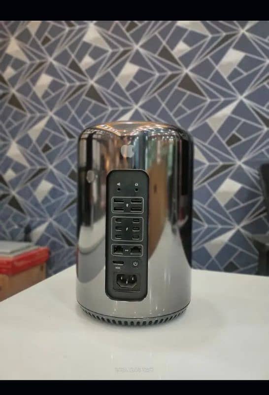 Apple Mac Pro [late 2013] -Excellent Condition ,DualOS [macOS+Windows] 1