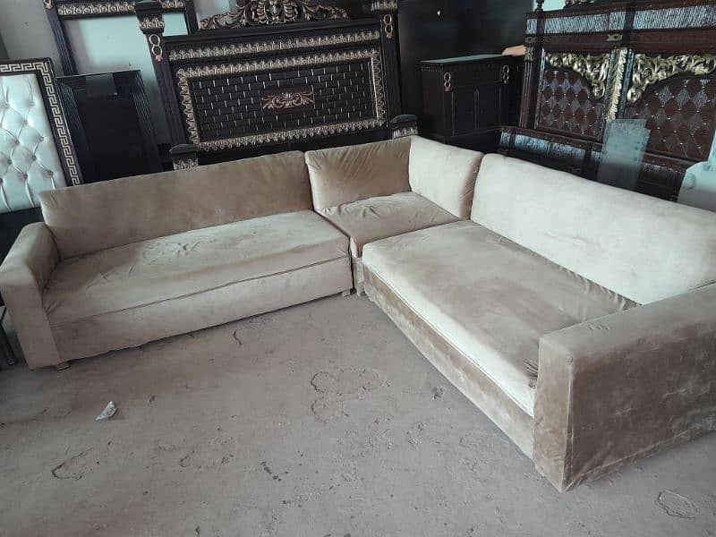 L shape sofa in awesome condition 0