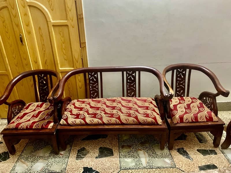 5 seaters Sofa set good Condition 3