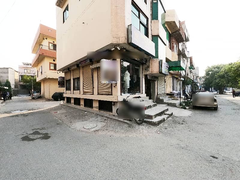 Stunning Corner 600 Square Feet Building In PCSIR Staff Colony Available 4