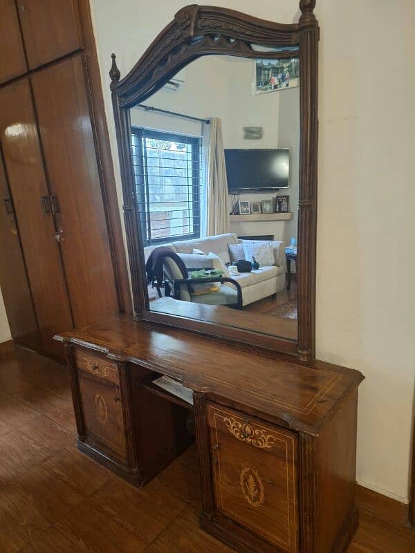 single beds and dressing table 3