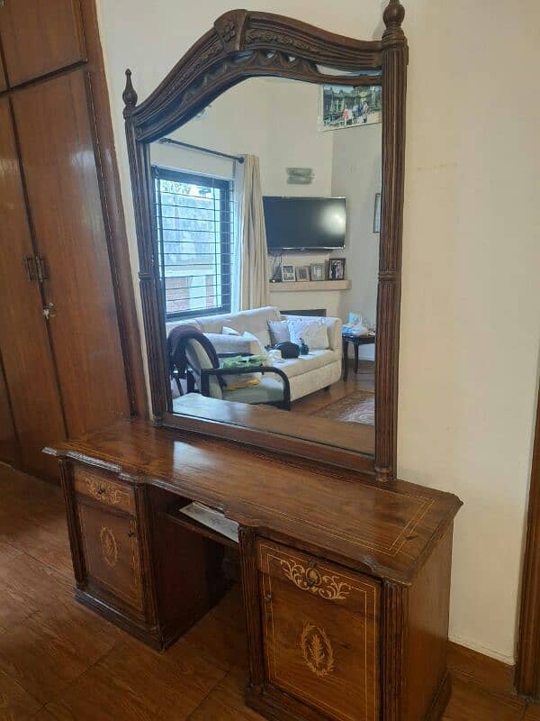 single beds and dressing table 4