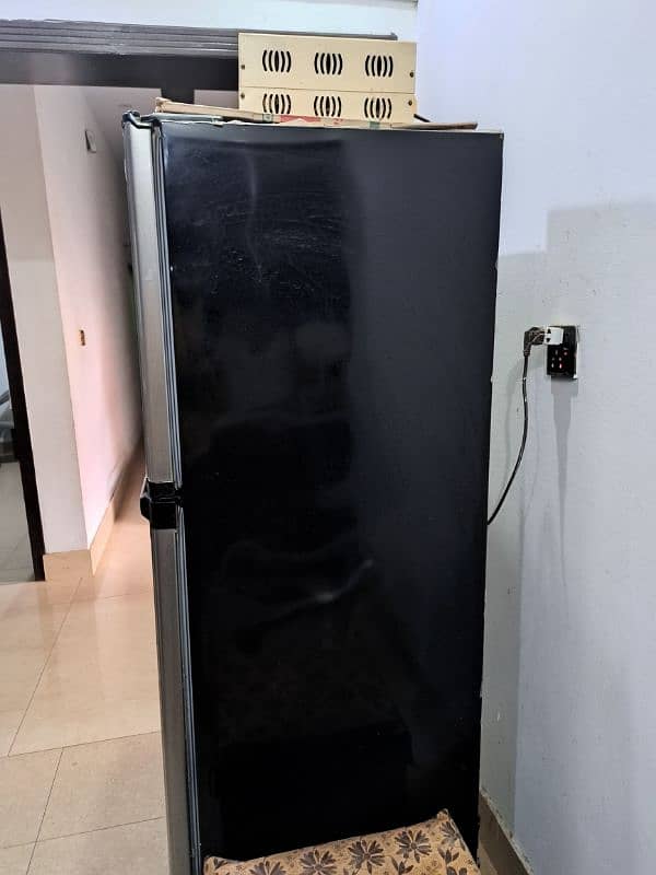 Orient Medium Size Fridge – Grey & Black, Excellent Condition 4