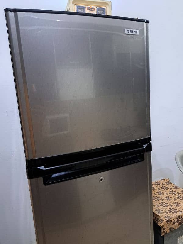 Orient Medium Size Fridge – Grey & Black, Excellent Condition 5