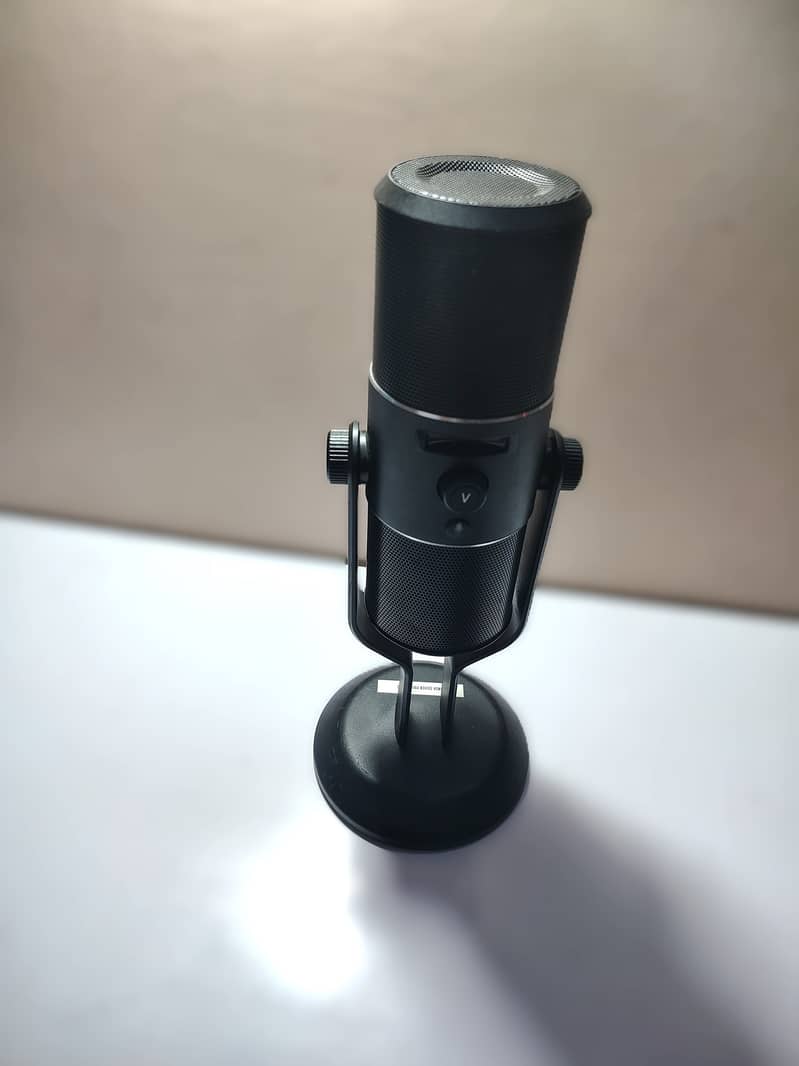 Razer Seiren Series Microphones Available 17