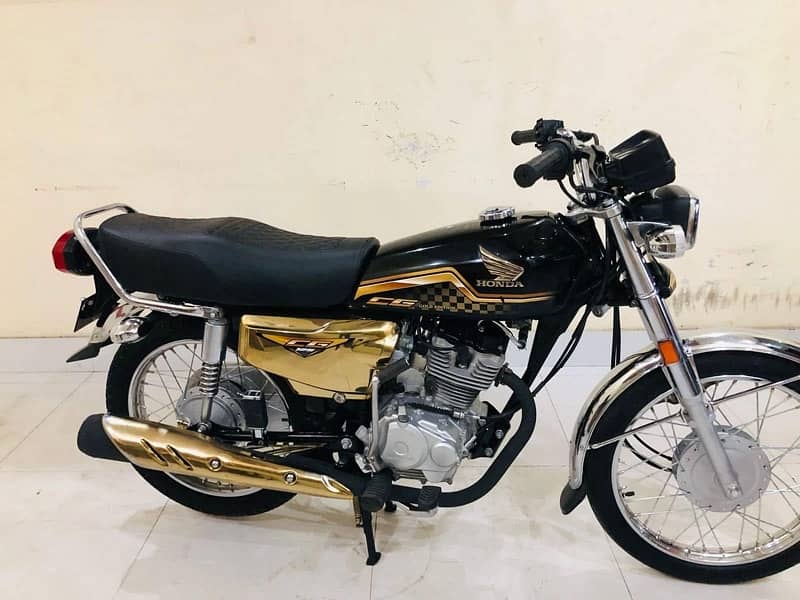 HONDA CG125 2024 GOLD EDITION. 3