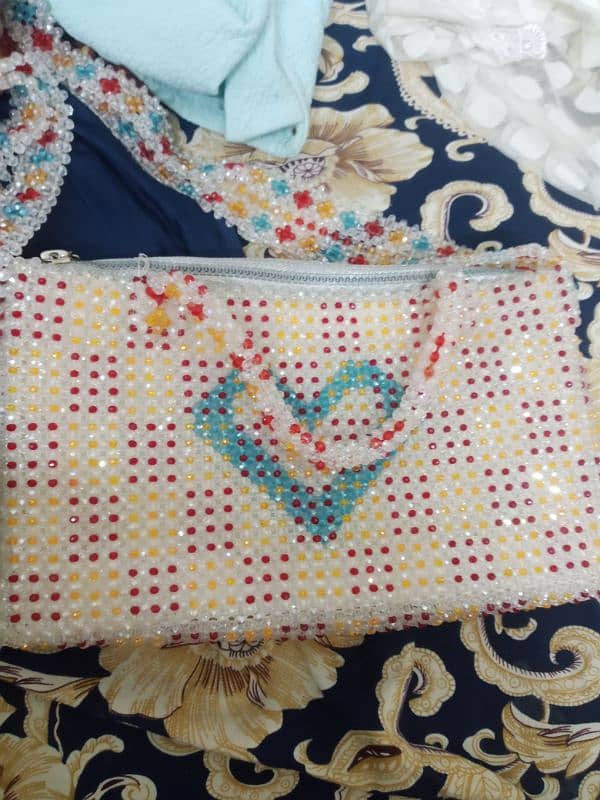 bag bhot khubsurat ha or cristal bag h Turkish bag ha ya hand made ha 0