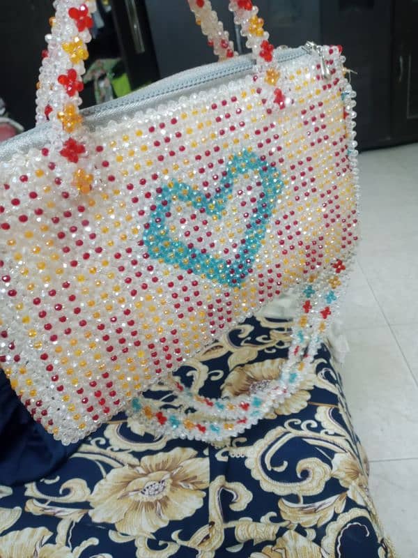 bag bhot khubsurat ha or cristal bag h Turkish bag ha ya hand made ha 1