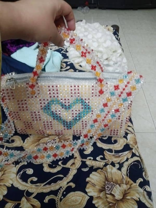 bag bhot khubsurat ha or cristal bag h Turkish bag ha ya hand made ha 4