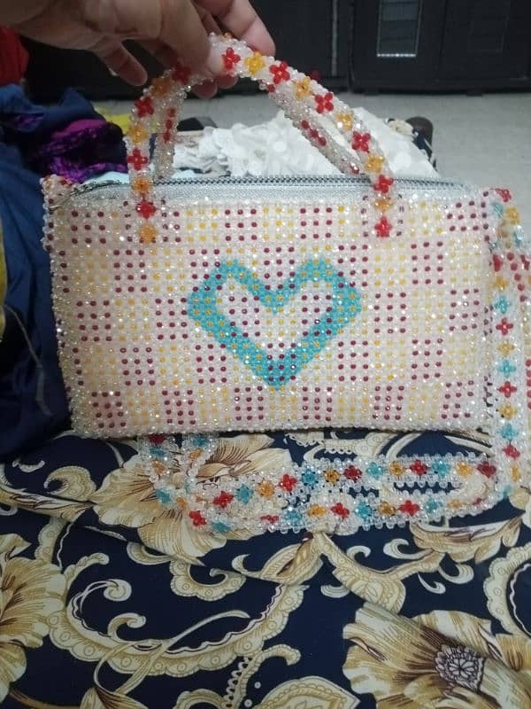 bag bhot khubsurat ha or cristal bag h Turkish bag ha ya hand made ha 6