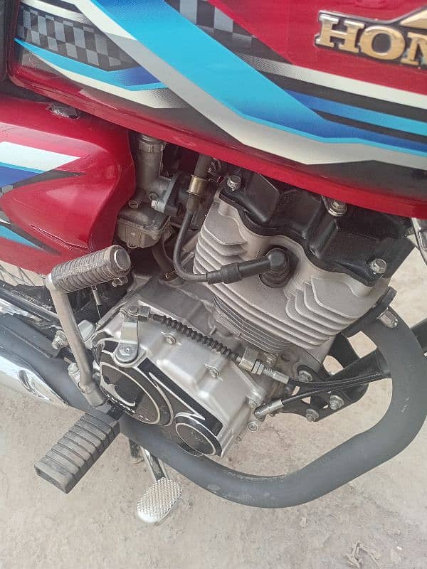 Honda 125 new condition neat and clean bike urgent for 4