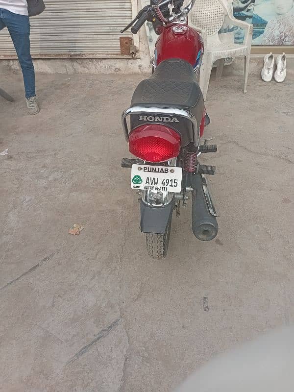 Honda 125 new condition neat and clean bike urgent for 6