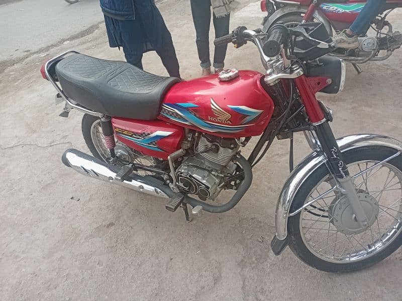 Honda 125 new condition neat and clean bike urgent for 7