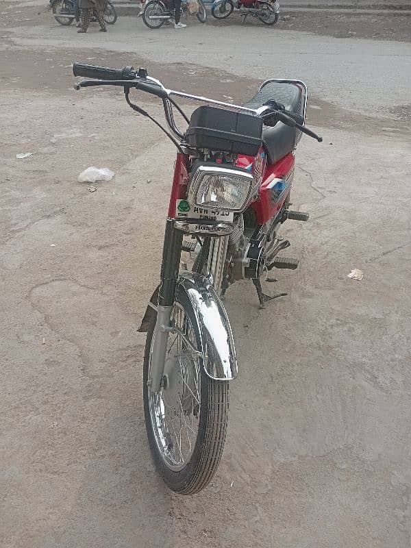 Honda 125 new condition neat and clean bike urgent for 8