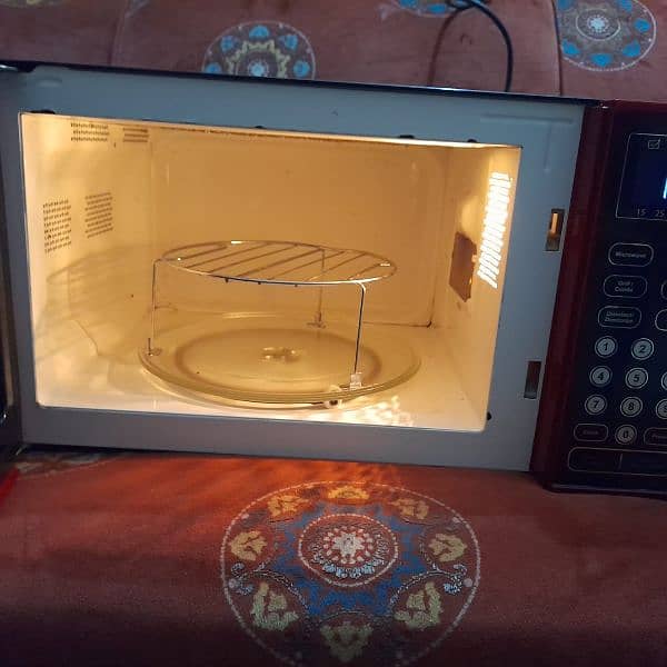 HAIRE MICROWAVE ONLY SLIGHTLY USED WITH BAKING AND GRILL FUNCTION 1