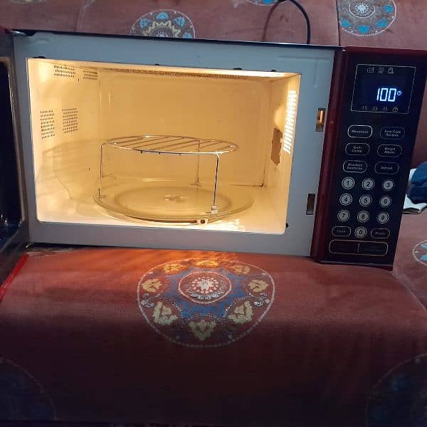 HAIRE MICROWAVE ONLY SLIGHTLY USED WITH BAKING AND GRILL FUNCTION 2