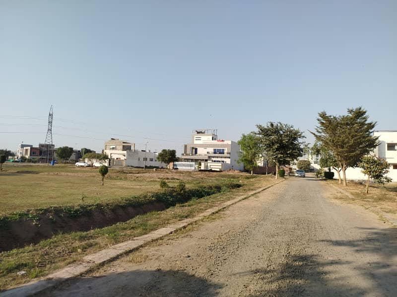 Dream Big 1 Kanal Plot Avicinna City Pakistan Medical Town near bahria town lahore. 15