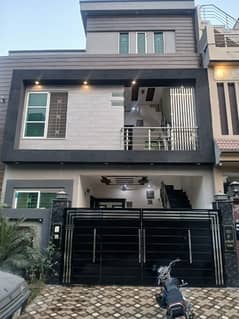 5 marla house for sale in johar Town block F 2 year used (investor rate) 5 bed  double kitchen  tile flooring  main apporced  hot location