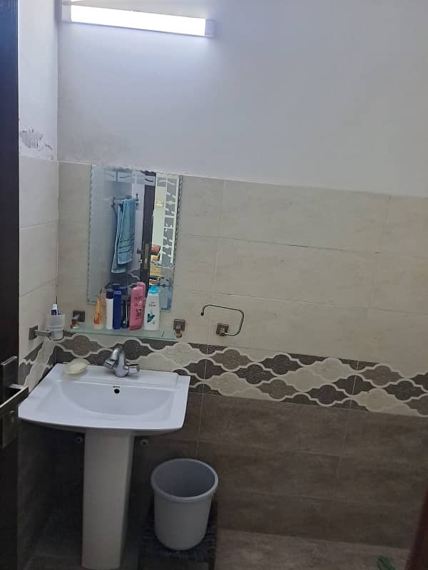 5 marla house for sale in johar Town block F 2 year used (investor rate) 5 bed  double kitchen  tile flooring  main apporced  hot location 1