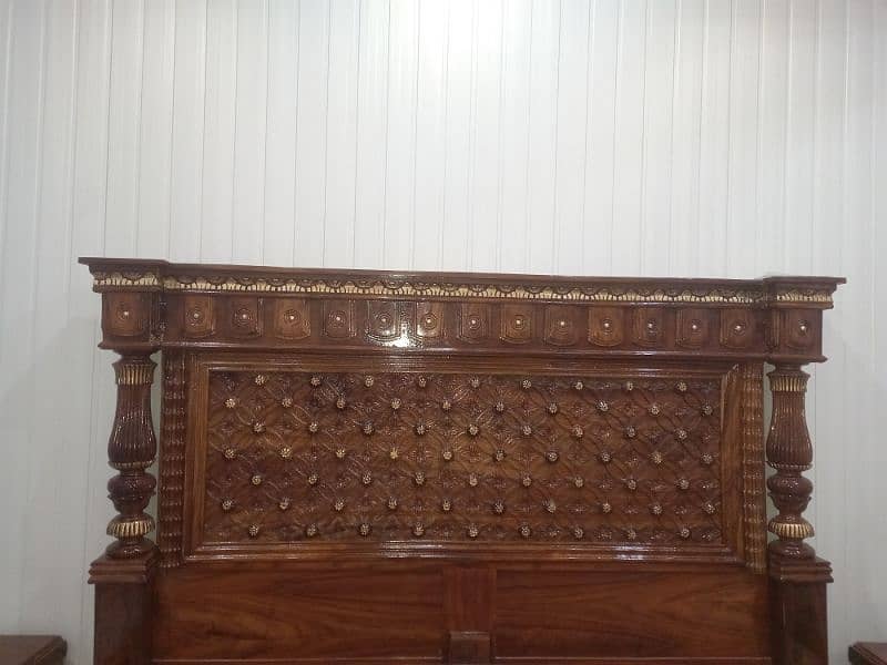 lakri ka bed hy chipboard ka nhi 4