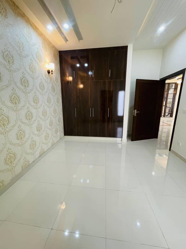 10 MARLA NEAR TO PARK HOUSE AVAILABLE FOR SALE 9