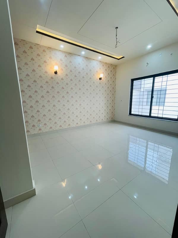 10 MARLA NEAR TO PARK HOUSE AVAILABLE FOR SALE 10