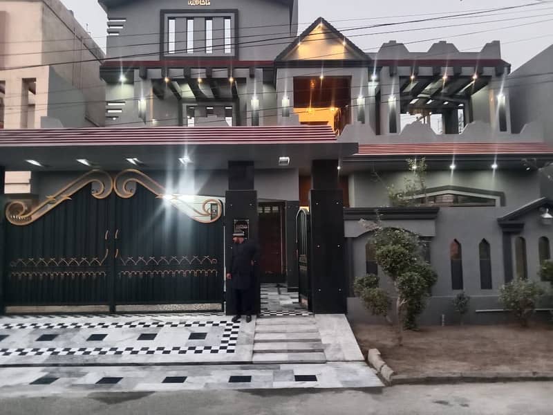 1 KANAL FURNISHED OLD BUT RENOVATED AND IN VERY GOOD CONDITION HOUSE IS AVAILABLE FOR SALE IN NFC PHASE 1 LAHORE 0