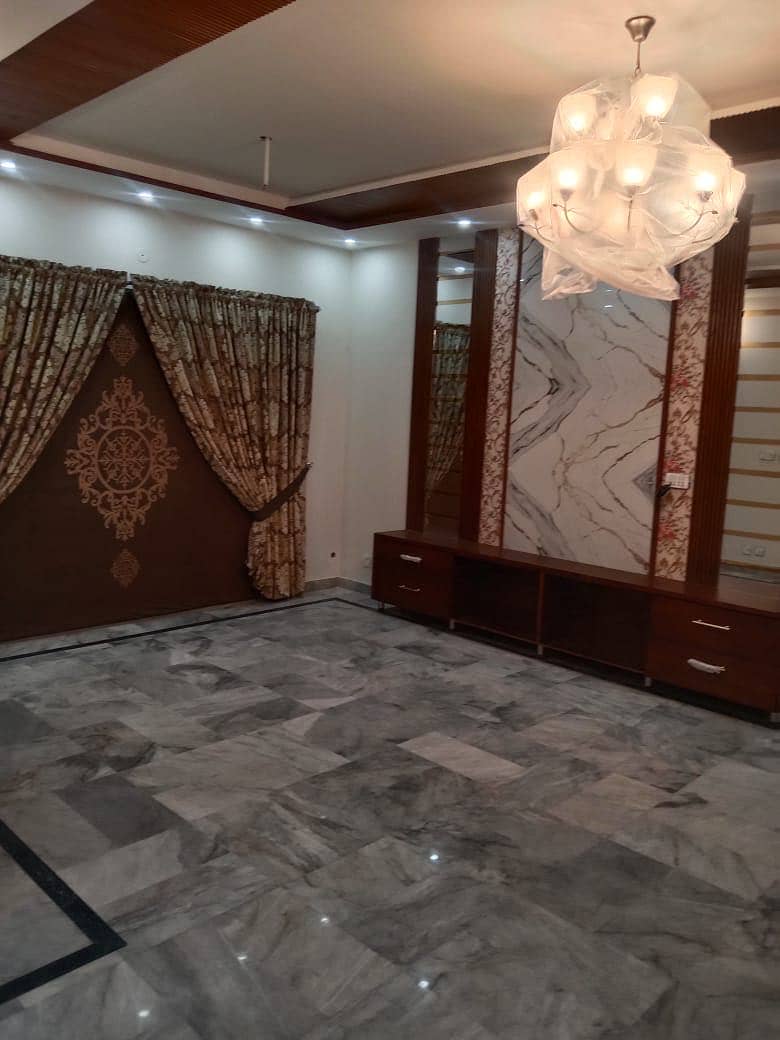 1 KANAL FURNISHED OLD BUT RENOVATED AND IN VERY GOOD CONDITION HOUSE IS AVAILABLE FOR SALE IN NFC PHASE 1 LAHORE 2