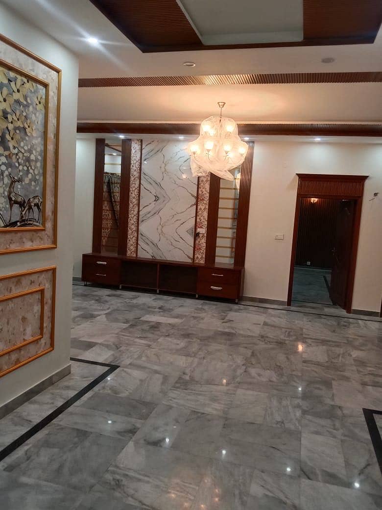 1 KANAL FURNISHED OLD BUT RENOVATED AND IN VERY GOOD CONDITION HOUSE IS AVAILABLE FOR SALE IN NFC PHASE 1 LAHORE 18