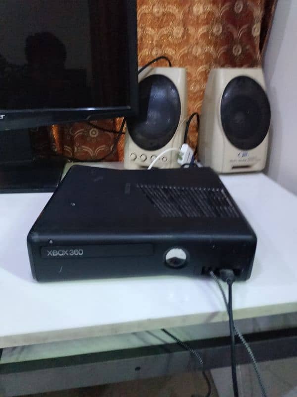 Xbox 360 with two remotes 5