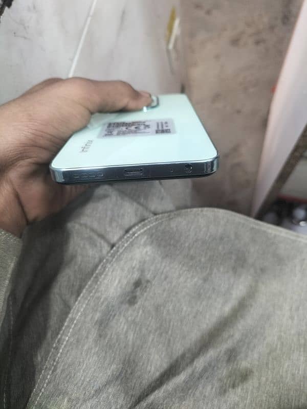 infinix Hot 40i 4 month used 10 by 10 condition box and original charg 1