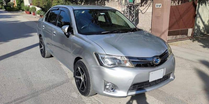 Toyota Corolla Axio Hybrid 2013 1