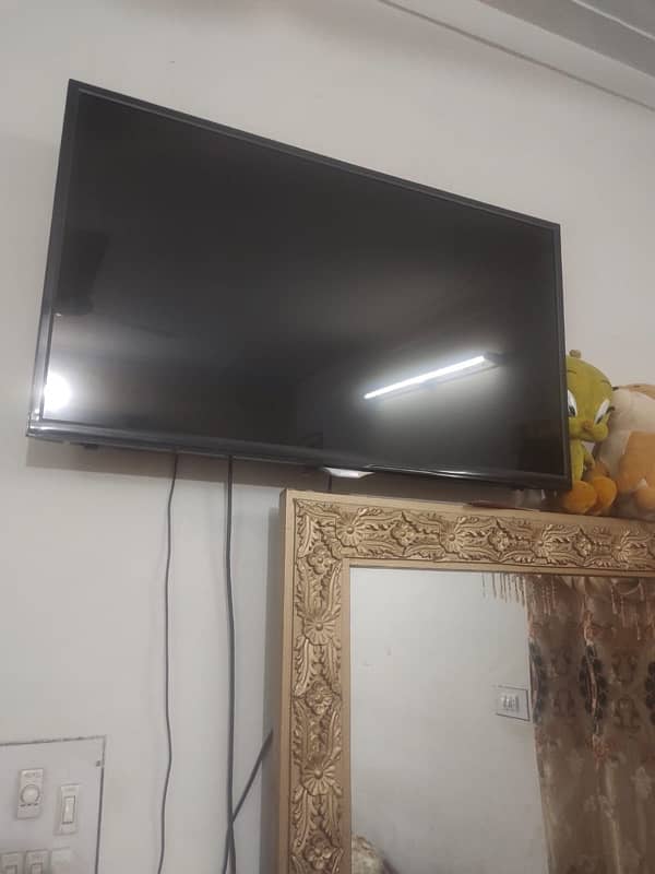 41 inch Normal TV 4K UHD beautiful Display 1