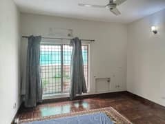 1 KANAL BEAUTIFUL HOUSE FOR SALE AT THE PRIME LOCATION TOWNSHIP LAHORE.